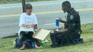 Photo of A police officer spent his lunch break sharing pizza with a homeless woman and it was captured in a heartwarming photo